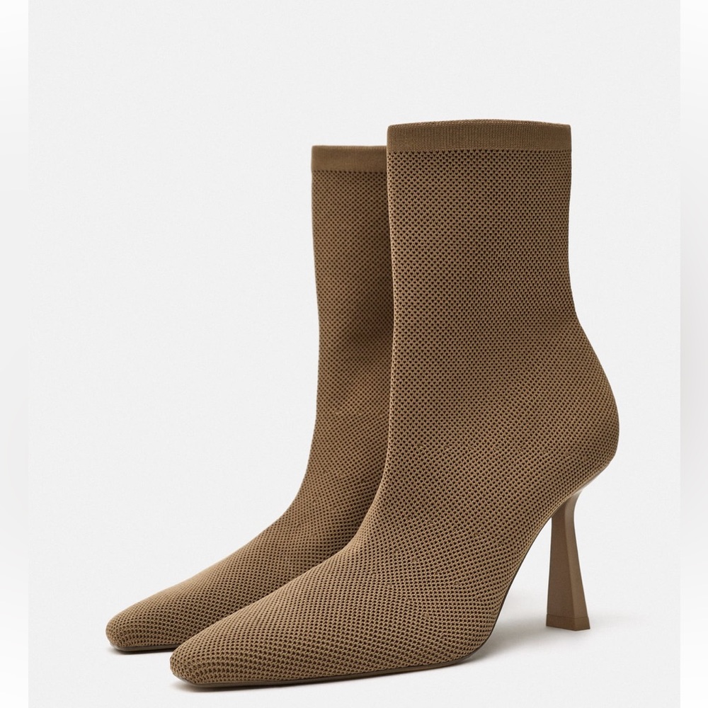 ✨SALE ✨ ZARA STRETCH FABRIC HEELED ANKLE BOOTS
✨SALE ✨